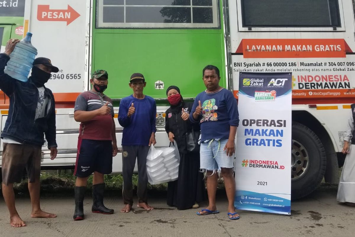 Truk berisi logistik dari Aksi Cepat Tanggap (ACT) untuk para korban banjir luapan Sungai Citarum di Pebayuran, Kabupaten Bekasi, tertahan oleh rombongan Presiden RI Joko Widodo, Rabu (24/2/2021).