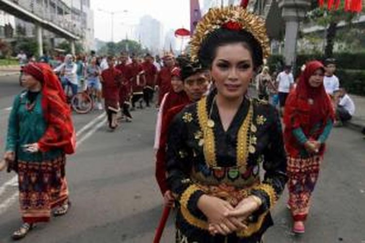 Parade Budaya Lombok Sumabawa 2013 di Jalan MH Thamrin, Jakarta Pusat, Minggu (16/6/2013). Parade budaya yang diikuti kabupaten-kabupaten di Nusa Tenggara Barat ini merupakan salah satu promosi wisata untuk mengajak wisatawan mengunjungi NTB.