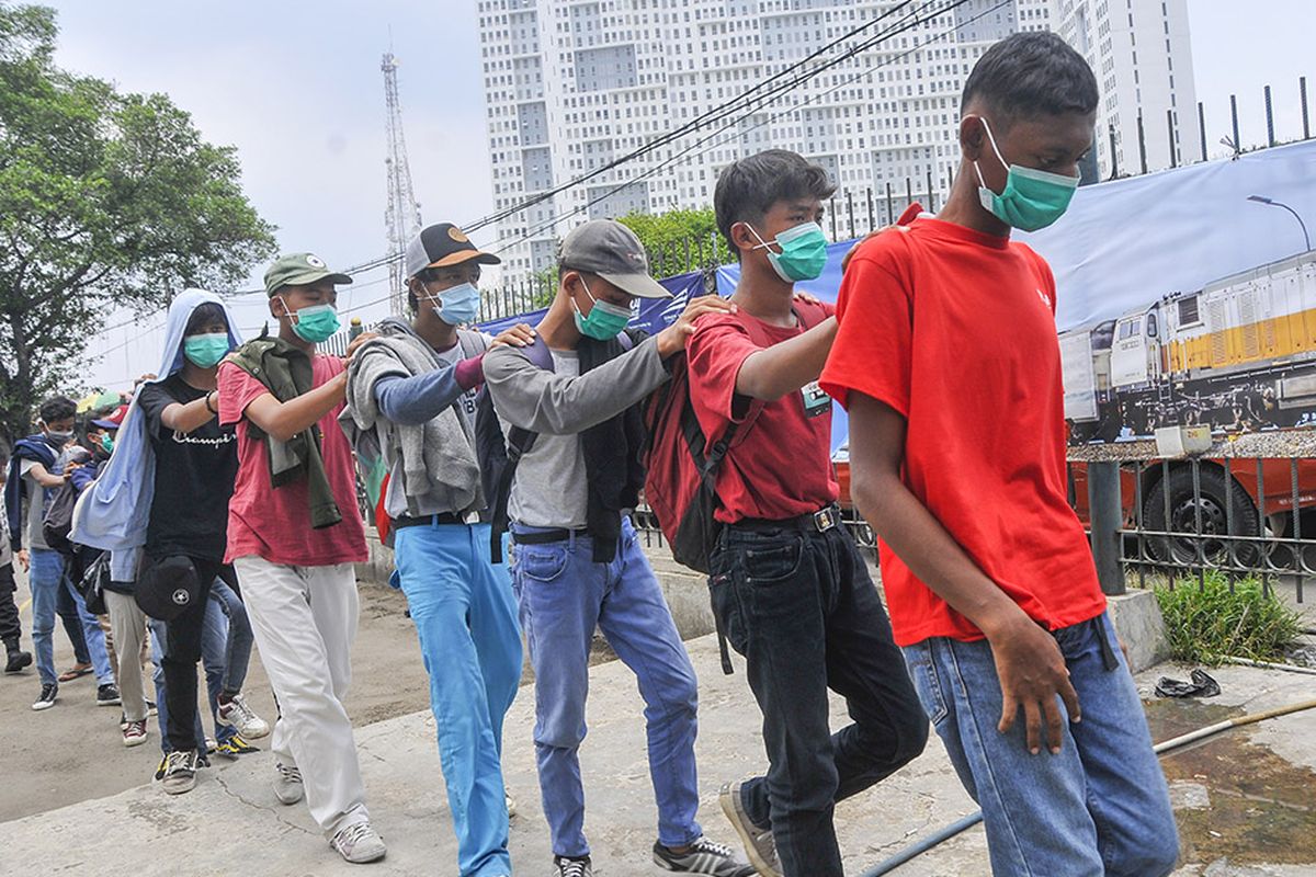 Sejumlah Pelajar yang akan mengikuti aksi unjuk rasa terjaring razia di Stasiun Bekasi, Jawa Barat, Selasa (13/10/2020). Sebanyak 23 pelajar yang akan mengikuti aksi unjuk rasa di Jakarta diamankan oleh petugas Polisi dan TNI untuk selanjutnya dilakukan pembinaan.