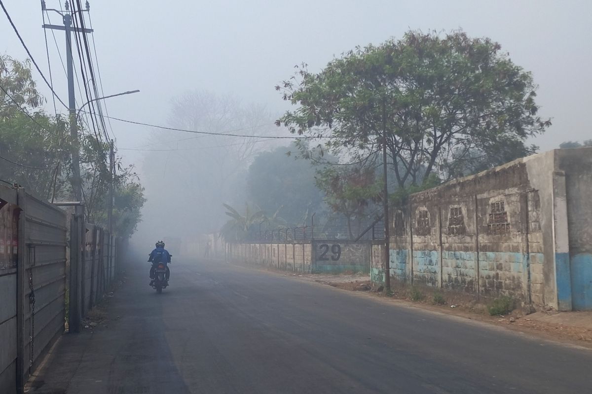 Seminggu kebakaran tempat pembuangan akhir (TPA) Rawa Kucing, Neglasari  Tangerang, masih belum kunjung padam pada Kamis (26/10/2023). Kepulan asap putih masih menyeruak hingga ke Jalan Iskandar Muda bahkan memasuki sejumlah rumah warga sekitar.
