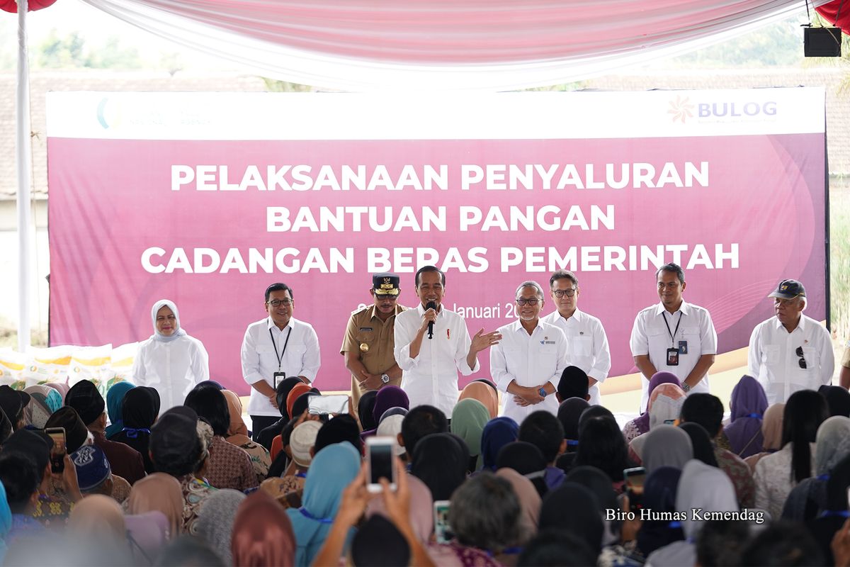 Menteri Perdagangan, Zulkifli Hasan mendampingi Presiden RI, Joko Widodo dalam pelaksanaan penyaluran bantuan pangan cadangan beras pemerintah (CBP) di Salatiga, Jawa Tengah, Senin (22/1/2024).
