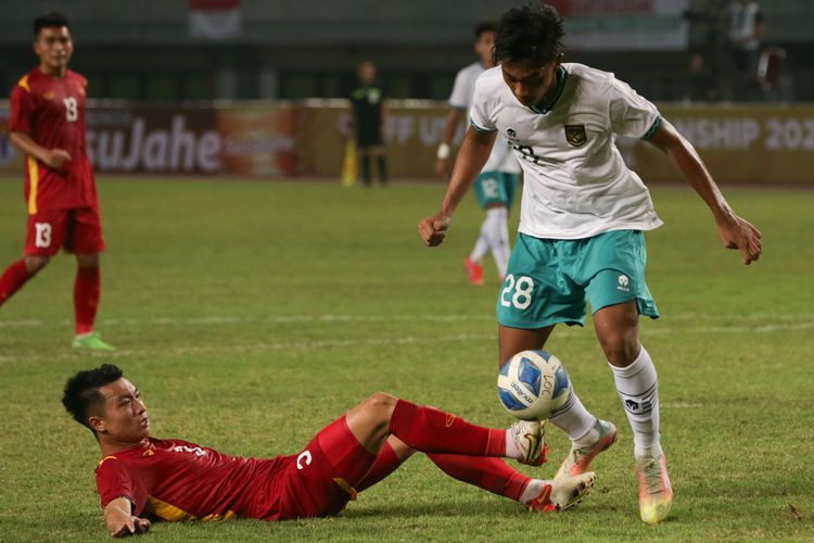 Pemain Timnas U19 Indonesia Rabbani Tasnim menggiring bola saat melawan Vietnam pada laga perdana Grup A Piala AFF U19 2022 di Stadion Patriot Candrabhaga, Bekasi, Jawa Barat, Sabtu (2/7/2022) malam WIB. Kedua tim bermain imbang tanpa gol.