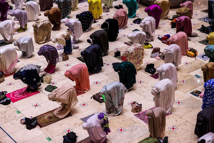 Umat Islam melaksanakan shalat tarawih berjamaah di Masjid Istiqlal, Jakarta Pusat, Senin (12/4/2021). Imam Besar Masjid Istiqlal Nasaruddin Umar menyatakan kapasitas salat tarawih berjamaah pada bulan Ramadhan 1442 H maksimal 2.000 orang dengan menerapkan protokol kesehatan.