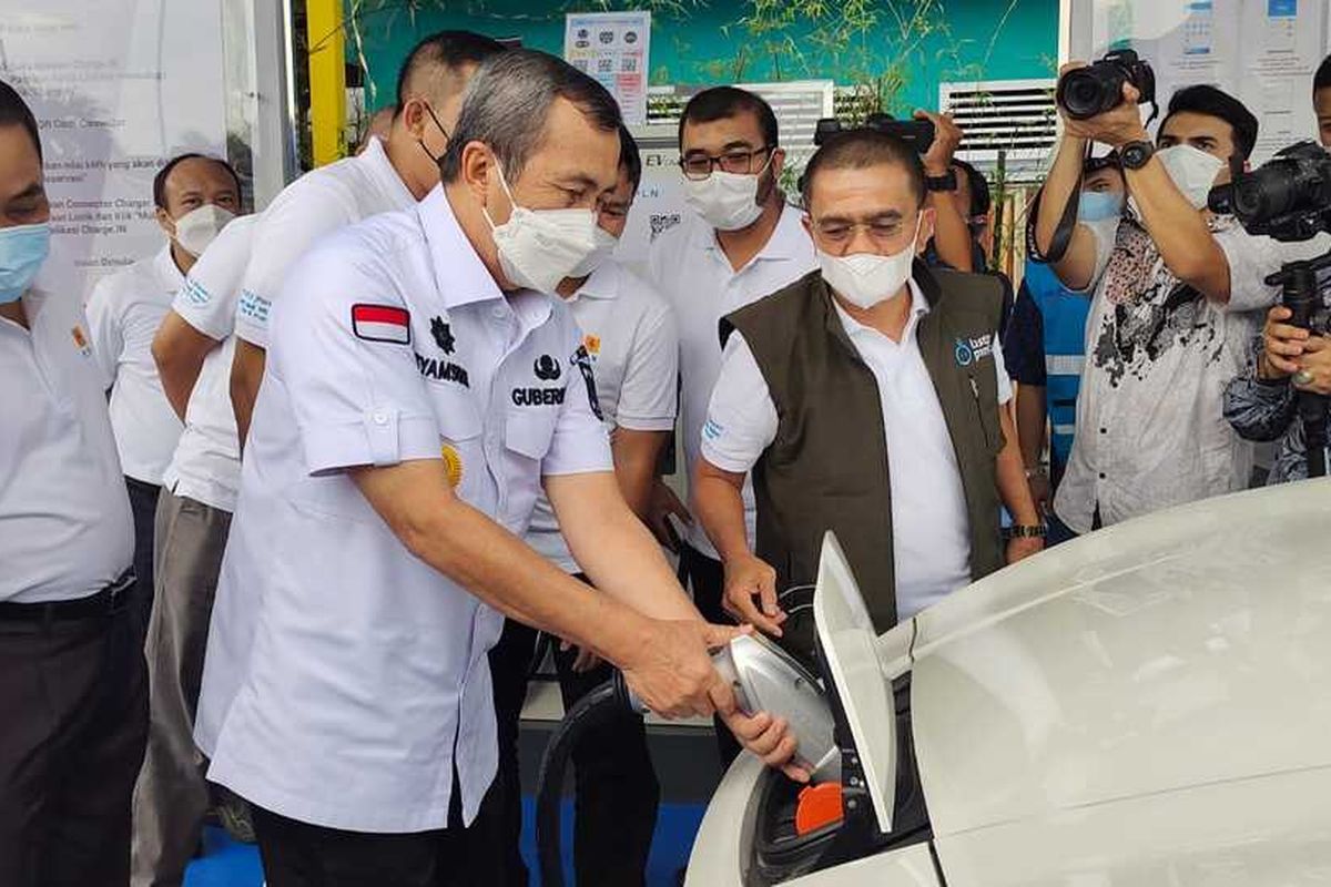 Gubernur Riau Syamsuar saat mencoba melakukan pengisian listrik pada mobil listrik dalam peresmian SPKLU di Kantor PLN UP3 Pekanbaru, Riau, Jumat (31/12/2021).