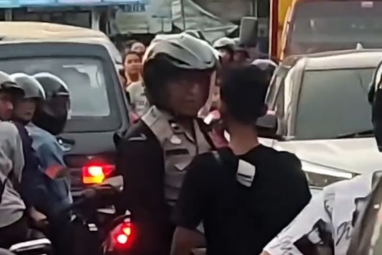 Tangkapan layar video pemotor mabuk tantang polisi di jalan raya di Kelurahan Penarukan, Kecamatan Buleleng, Kabupaten Buleleng, Provinsi Bali. Instagram 
