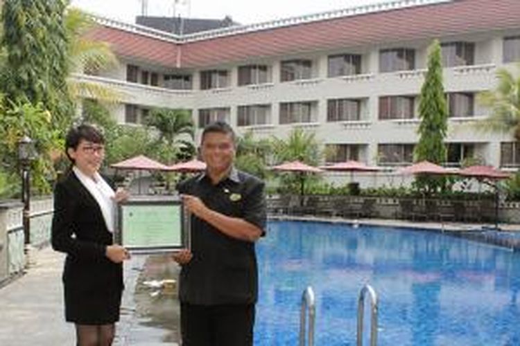 Sebanyak 20 hotel di Indonesia memenuhi kriteria dan persyaratan National Green Hotel Award 2013, salah satunya adalah Hotel Santika Premiere Jogja.