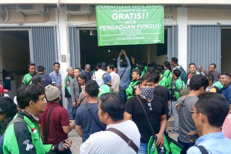 Para pengemudi ojek online berbasis aplikasi saat mendatangi kantor perwakilan PT Go-Jek Indonesia di jalan Urai Bawadi, Pontianak (27/3/2018).
