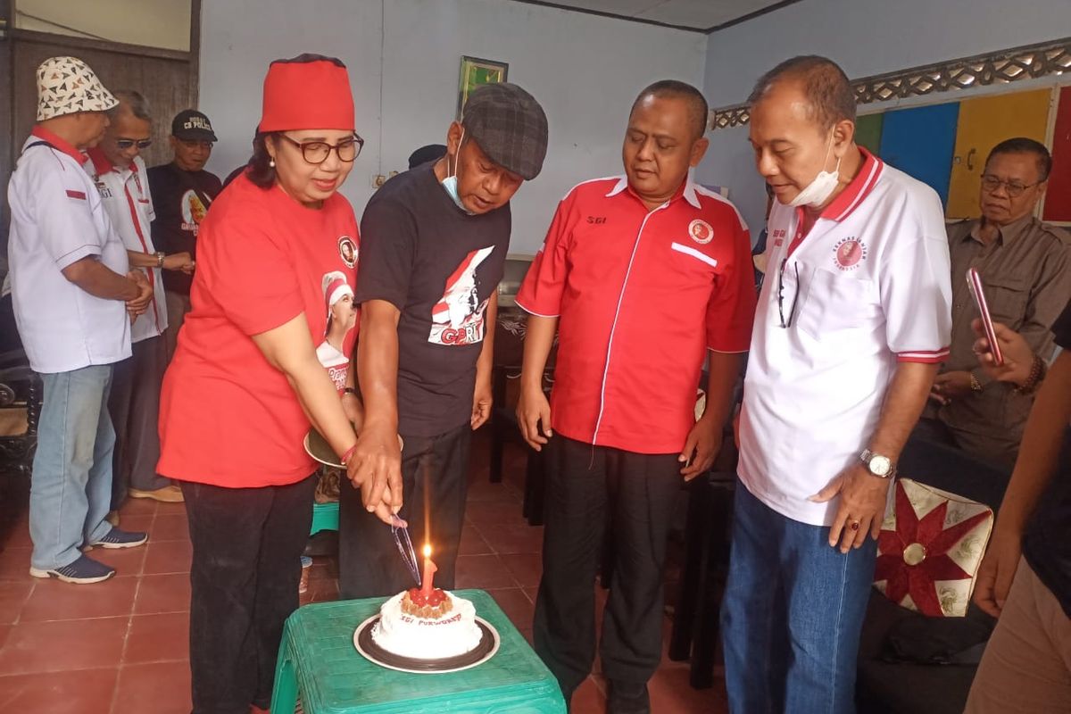 Albertus Sumbogo bertajuk hitam saat memotong kue pada acara ualangvtahun Seknas Ganjar Indonesia Kabupaten Purworejo yang ke 1 pada Rabu (5/10/2022)
