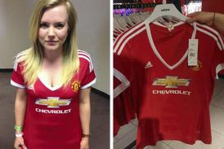 Penggemar Manchester United, Lucy Varley, berpose dengan replika kostum baru MU untuk perempuan dengan model lever V nan rendah (kiri). Foto replika kostum baru MU untuk perempuan (kanan).