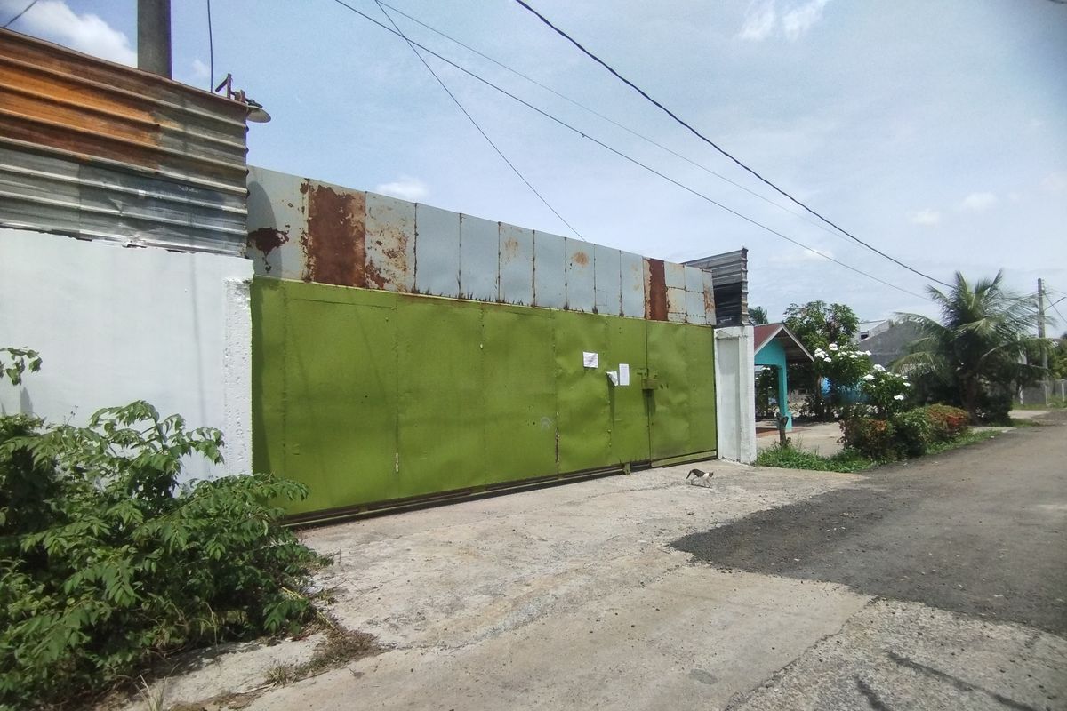 Gudang penyimpanan sepeda motor NMAX terlihat tertutup di Jalan Turi Barat, Dusun XI, Desa Sei Rotan, Kecamatan Percut Sei Tuan, Kabupaten Deli Serdang, Sumatera Utara, Minggu (3/8/2025).