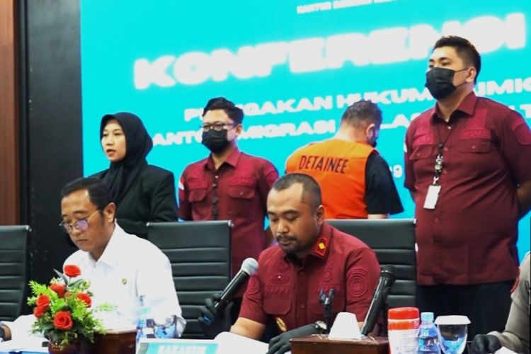 Imigrasi Ponorogo Deportasi Warga Irak yang Ditipu Kawannya Rp 33 Juta
