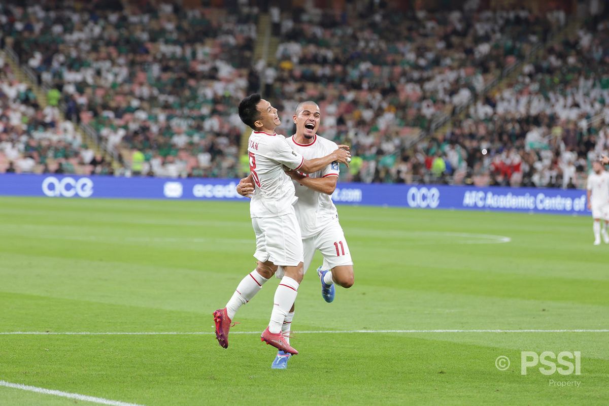 Pemain Timnas Indonesia, Witan Sulaeman dan Ragnar Oratmangoen, merayakan gol pada laga putaran ketiga Kualifikasi Piala Dunia 2026 Arab Saudi vs Indonesia di King Abdullah Sports City pada Kamis (5/9/2024) atau Jumat (6/9/2024).