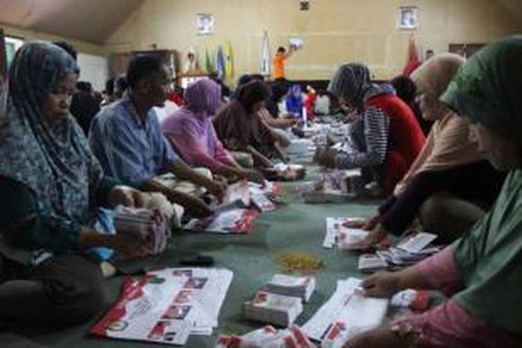 Petugas melipat kertas suara pilkada serentak 2015 di Kantor KPU Nunukan, Kalimantan Utara, beberapa waktu lalu. KPU Nunukan mulai mendisribusikan Logistik ke wilayah perbatasan terpencil hari ini Rabu (02/12/2015).