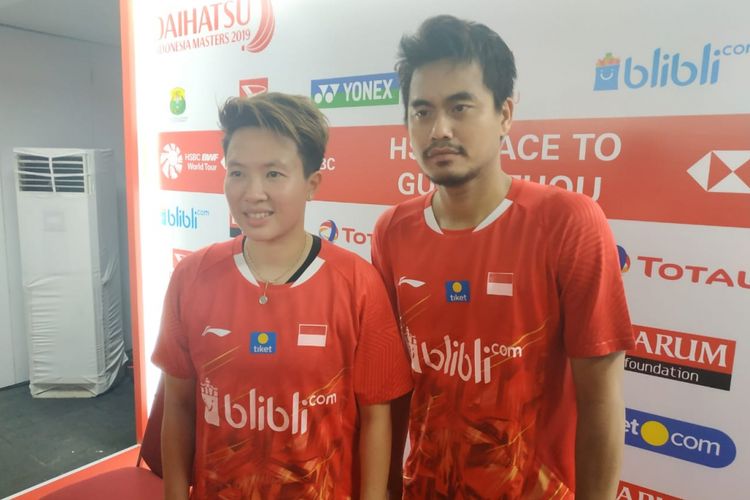 Pasangan ganda campuran Indonesia, Tontowi Ahmad/Liliyana Natsir, berpose seusai konferensi pers di Istora Senayan, Jakarta, Selasa (22/1/2019).