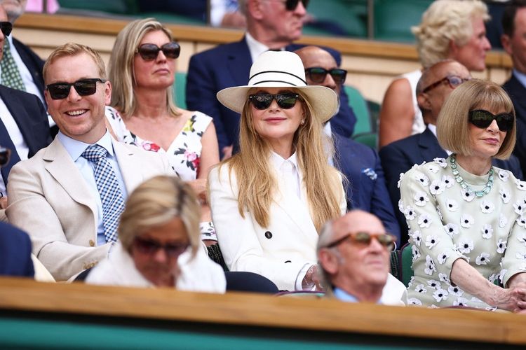 Nicole Kidman (tengah) saat menghadiri Wimbledon Championships 2025 di The All England Lawn Tennis and Croquet Club di Wimbledon, London, Inggris, pada Minggu (13/7/2025).