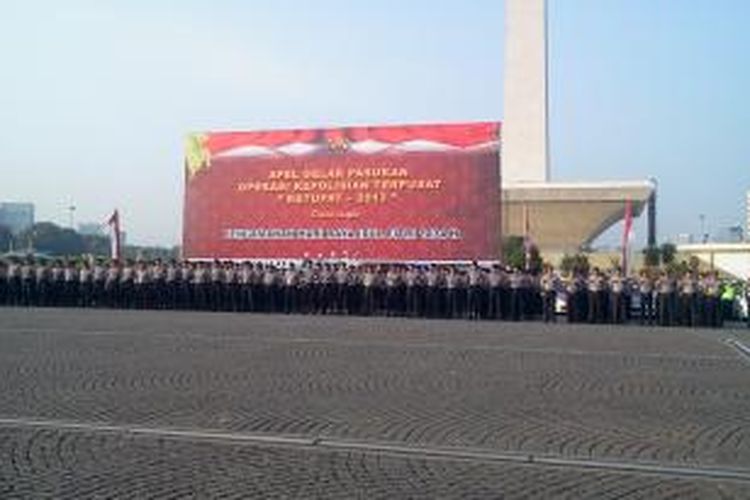 Sebanyak 3200 aparat gabungan dari Polri dan TNI mengikuti apel gelar pasukan di Lapangan Silang Monas, Selasa (30/7/2013). Apel ini merupakan persiapan pelaksanaan Operasi Ketupat 2013 yang akan dilangsungkan selama 15 hari terhitung mulai dari 2-16 Agustus 2013.