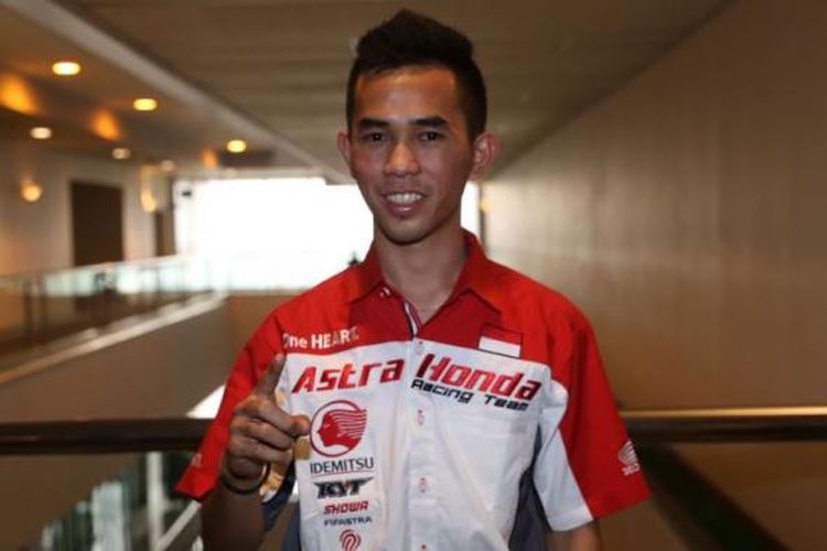 Pebalap Astra Honda Racing Team, Gerry Salim, berpose setelah pelucuran tim di kawasan Kemayoran, Jakarta, Jumat (3/2/2017).