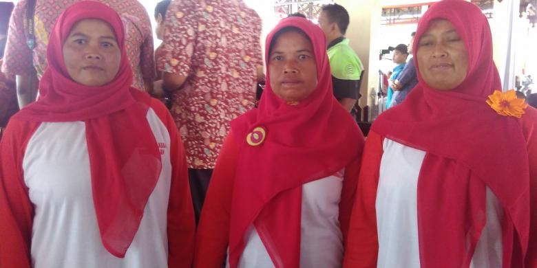 Suyatmi (paling kanan) dan Kiryanti (paling kiri) membaca surat untuk Gubernur Jawa Tengah Ganjar Pranowo pada Hari Aksara Internasional di Kabupaten Magelang, Kamis (3/11/2016).