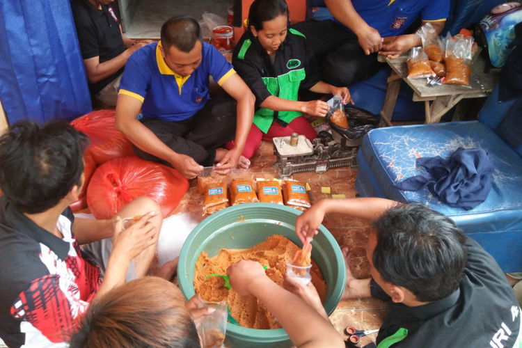 Anggota Tagana Kabupaten Kediri, Jawa Timur dan para relawan saat mengemas sambel pecel untuk dikirim ke korban bencana gempa bumi di Lombok, NTB, Kamis (9/8/2018)