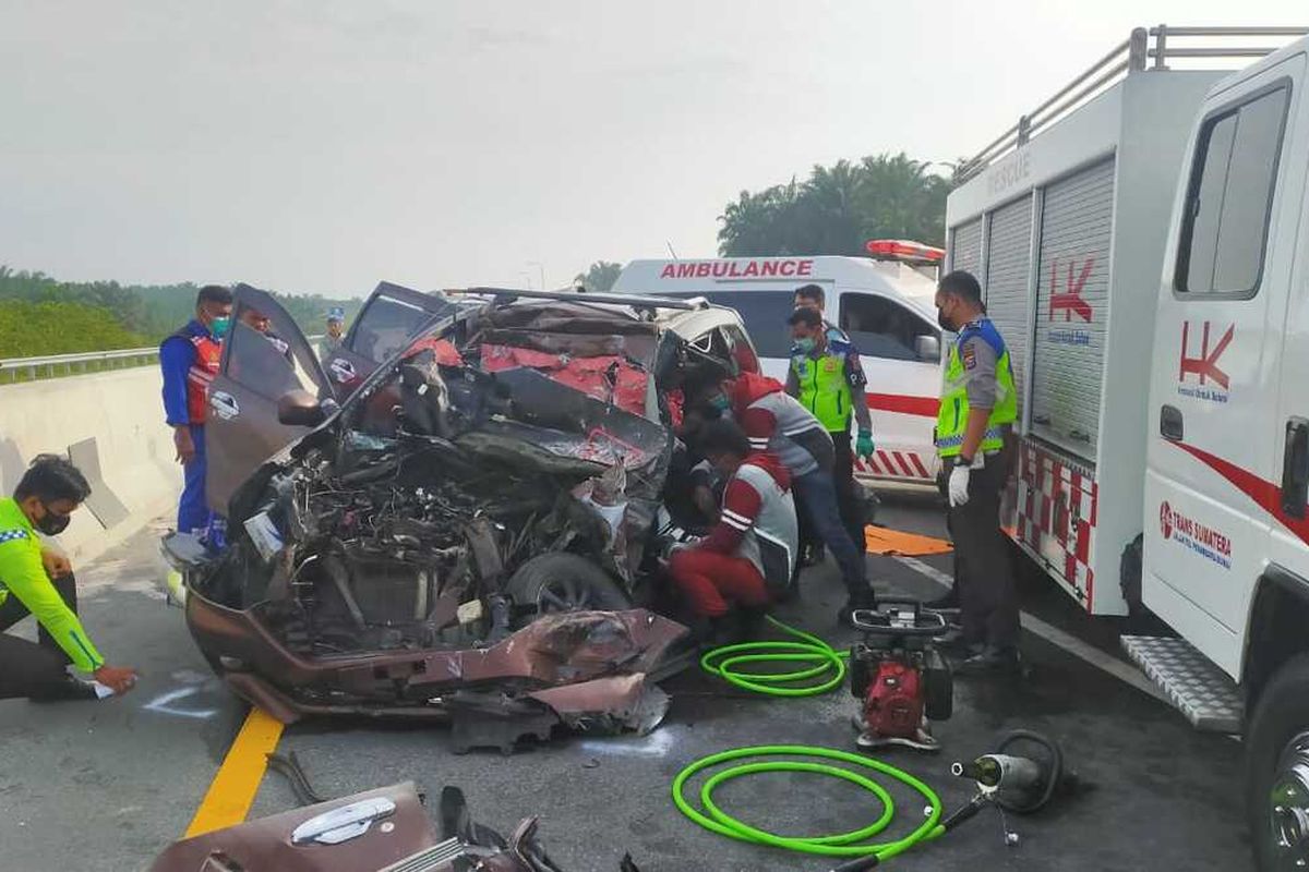 Petugas kepolisian lalu lintas Polres Bengkalis melakukan olah TKP pada kecelakaan lalu lintas di jalan tol Pekanbaru-Dumai di Kabupaten Bengkalis, Riau, Kamis (20/5/2021).