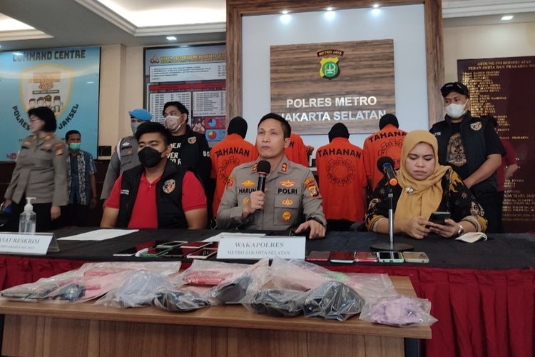 Polisi menangkap lima orang pria sebagai mucikari prostitusi anak di bawah umur di salah satu hotel Jalan Jaha, Cilandak Timur, Pasar Minggu, Jakarta Selatan, Kamis (22/9/2022) dini hari. 