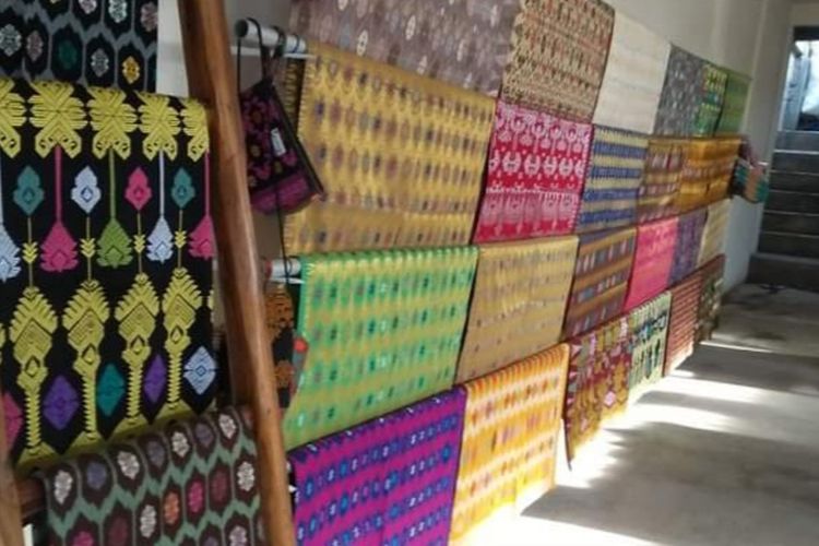 kain kain adat di indonesia banyak dibuat dengan cara