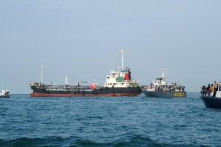 Kapal tanker MT-BS9 diamankan di perairan Karimunjawa, Jepara, Jawa Tengah, Jumat (27/11/2015). 