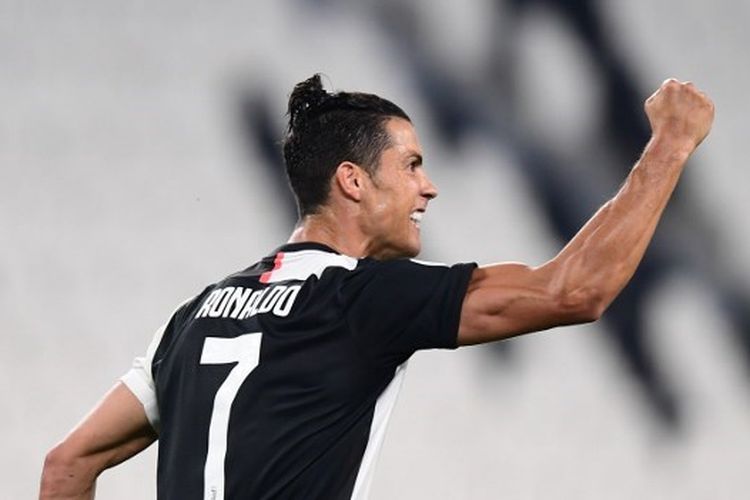 Megabintang Critiano Ronaldo merayakan gol Juventus ke gawang Lecce, Sabtu (27/6/2020) dini hari WIB.