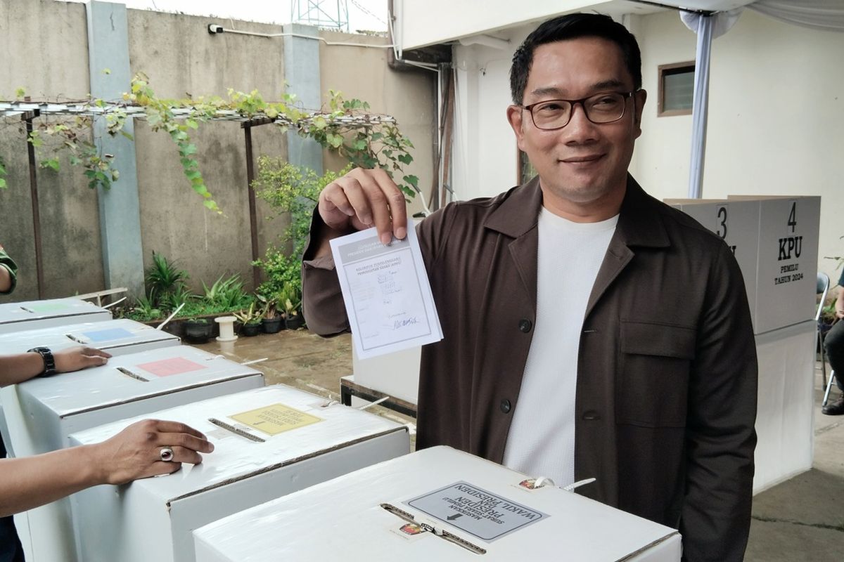 -Ketua Tim Kampanye Daerah (TKD) Prabowo-Gibran Jawa Barat, Ridwan Kamil, mencoblos di TPS 45, Jalan Gunung Kencana, Ciumbuleuit, Kota Bandung, Rabu (14/2/2024).