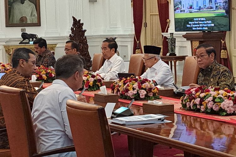 Presiden Joko Widodo memimpin rapat terbatas Kabinet Indonesia Maju membagas integrasi moda transportasi publik di Istana Merdeka, Jakarta, Rabu (27/9/2023).