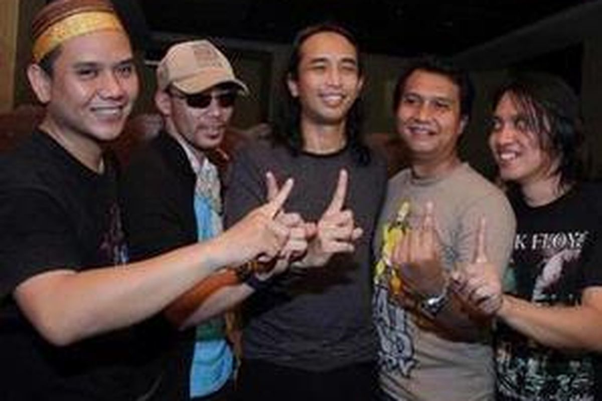 PADI: (ki-ka) Fadli, Yoyok, Piyu, Ari, dan Rindra 