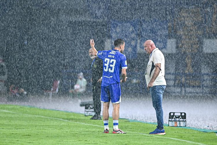 Momen saat The Professor Thom Haye berkomunikasi dengan pelatih Bojan Hodak tampak memberi masukan saat Persib Bandung harus bermain dengan 10 pemain usai Luciano Guaycochea mendapat kartu merah melawan Persebaya Surabaya, Jumat (12/9/2025) di Stadiong Gelora Bandung Lautan Api (GBLA) dalam lanjutan Super League 2025-2026.