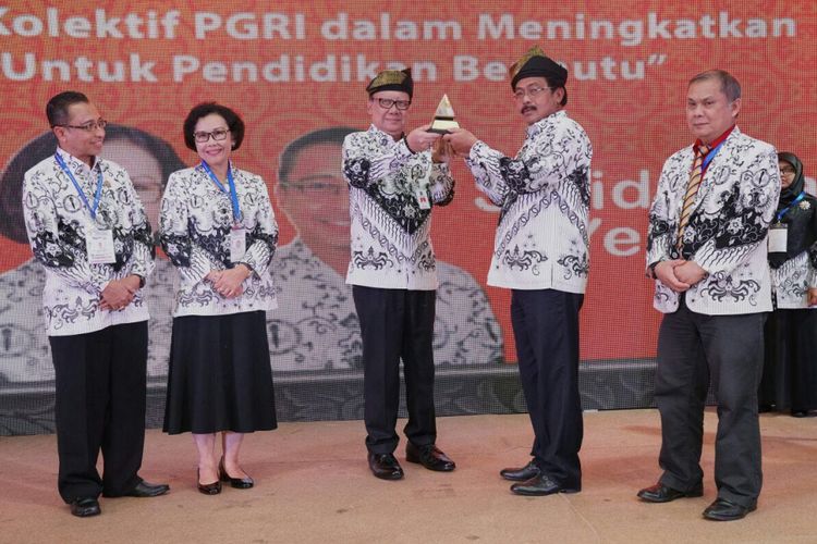 Menteri Dalam Negeri Tjahjo Kumolo menerima cinderamata dari Gubernur Kepulauan Riau Nurdin Basirun usai membuka Konferensi Kerja Nasional (Konkernas) ke-5 PGRI di Kota Batam, Kepulauan Riau, Jumat (2/2/2018).