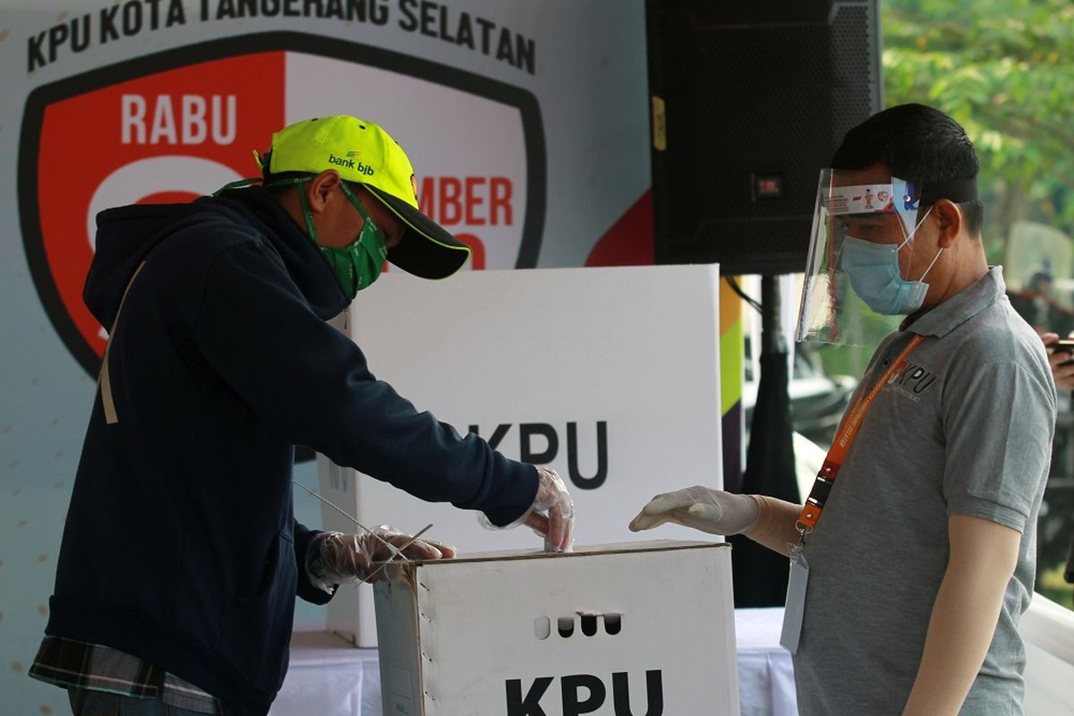 Pemilih memasukan surat suara kedalam kotak suara saat dilaksanakan Simulasi Pemungutan Suara dengan Protokol Kesehatan Pencegahan dan Pengendalian COVID-19 pada Pilkada Serentak 2020 di TPS 18,  Cilenggang, Serpong, Tangerang Selatan, Banten, Sabtu (12/9/2020). Simulasi ini dilaksanakan dengan tujuan untuk memberikan pembelajaran kepada pemilih dalam melaksanakan pemungutan suara Pilkada Serentak 2020 ditengah pandemi COVID-19. ANTARA FOTO/Muhammad Iqbal/hp.