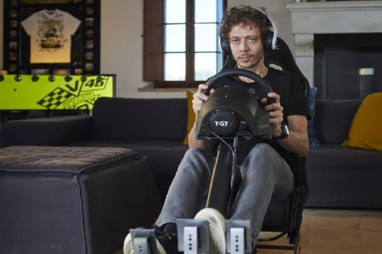 Valentino Rossi bermain video gim simulator Gran Turismo 7 untuk latihan