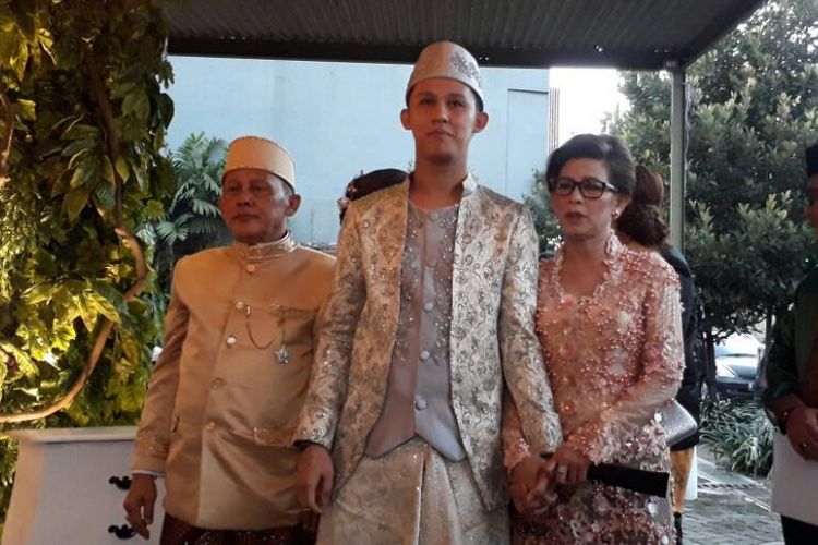 Artis musik Jevin Julia didampingi orangtuanya saat akan menjalani akad nikah dengan Rinni Wulandari di Rumah Sarwono, Pasar Minggu, Jakarta Selatan, Minggu (7/5/2017).