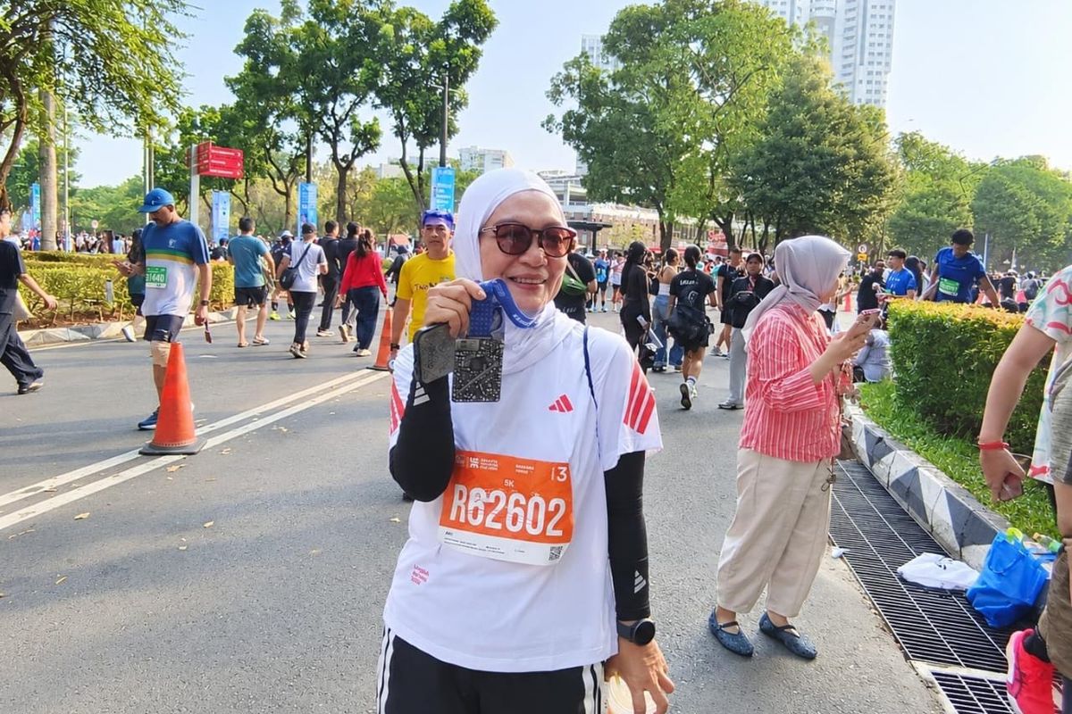 Senyum Wanita 55 Tahun di Garis Finis JRF 2026, Semangat Lari yang Tak ...