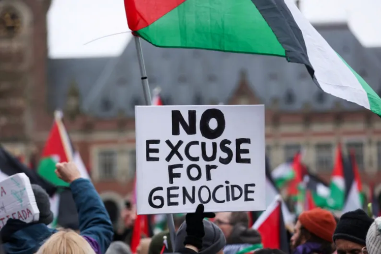 Demonstrasi menentang genosida terhadap warga Gaza di depan Mahkamah Internasional, 12 Januari 2024.