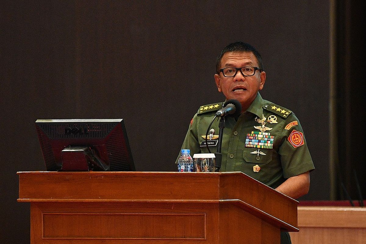 Irjen TNI Letnan Jenderal TNI Muhammad Herindra membacakan sambutan dari Panglima TNI Marsekal TNI Hadi Tjahjanto dalam silaturahmi dan minum kopi dengan Perwira Hukum TNI di Mabes TNI, Jakarta Timur, Selasa (5/3/2019). Kegiatan tersebut untuk mempererat tali silaturahmi Perwira Hukum TNI di lingkungan Kementerian, Mahkamah Agung dan Mabes TNI. ANTARA FOTO/Sigid Kurniawan/foc.
