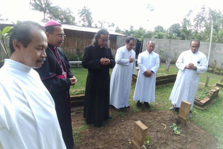 : Uskup Agung Semarang beserta rombongan bersiarah di makam KH Mahfudz Ridwan, di Ponpes Edi Mancoro Tuntang.