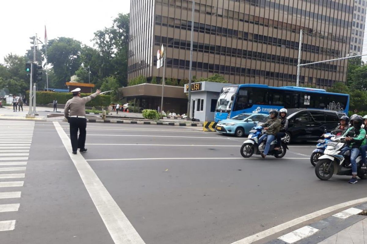 Jajaran Satuan Lalu Lintas Polres Jakarta Pusat melakukan giat patroli untuk memantau penerapan sistem tilang elektronik atau electronic traffic law enforcement (ETLE), Senin (26/11/2018).  Patroli dilakukan di Simpang Patung Kuda dan Simpang Sarinah, Jakarta Pusat.