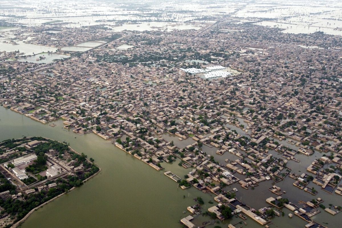 Rumah-rumah dikelilingi oleh banjir di Jaffarabad, sebuah distrik di provinsi Baluchistan barat daya Pakistan, Kamis, 1 September 2022. 