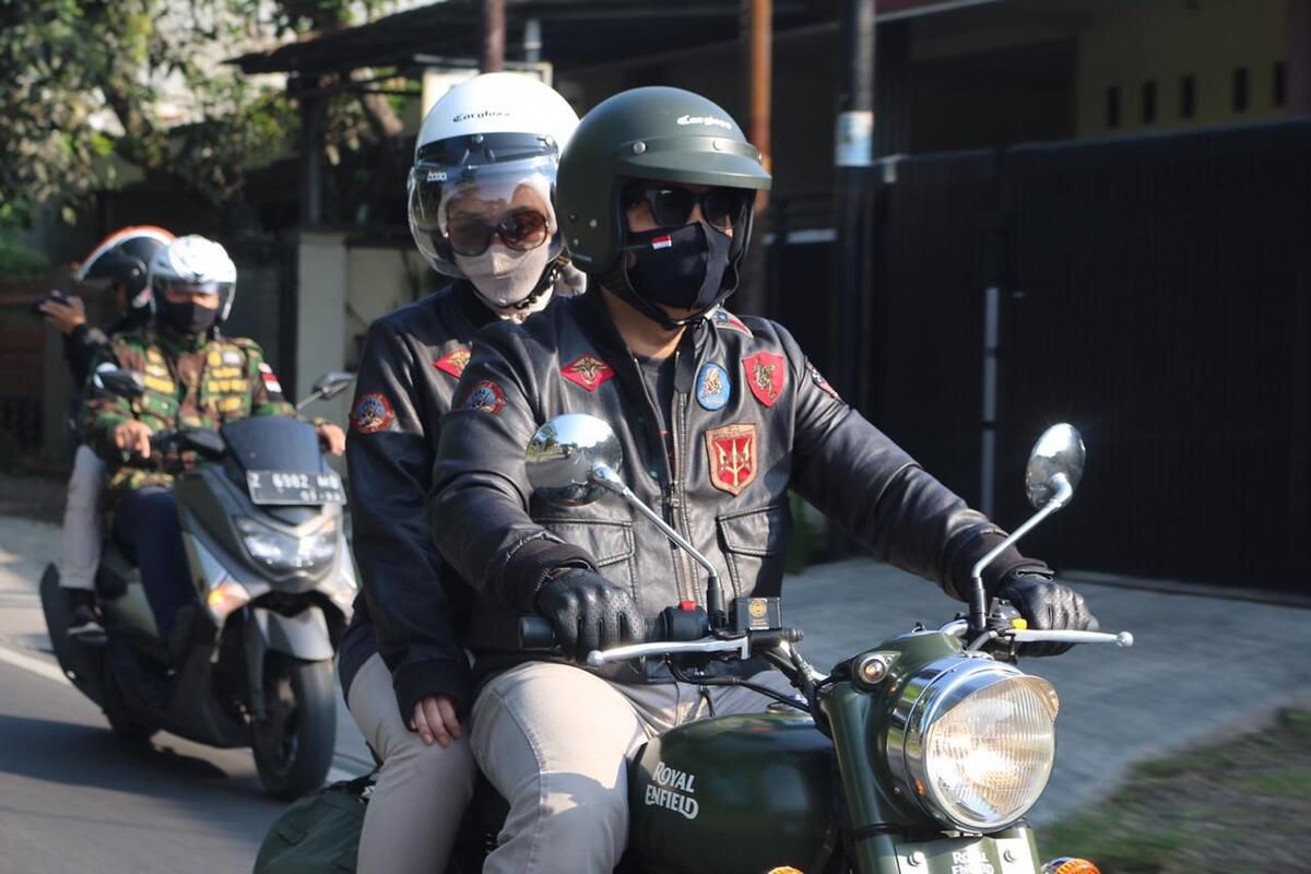 Gubernur Jabar Ridwan Kamil bersama istri terlihat mesra saat menaiki motor berboncengan bersosialisasi di beberapa daerah wilayah Priangan Timur, Jabar, Minggu (5/7/2020).