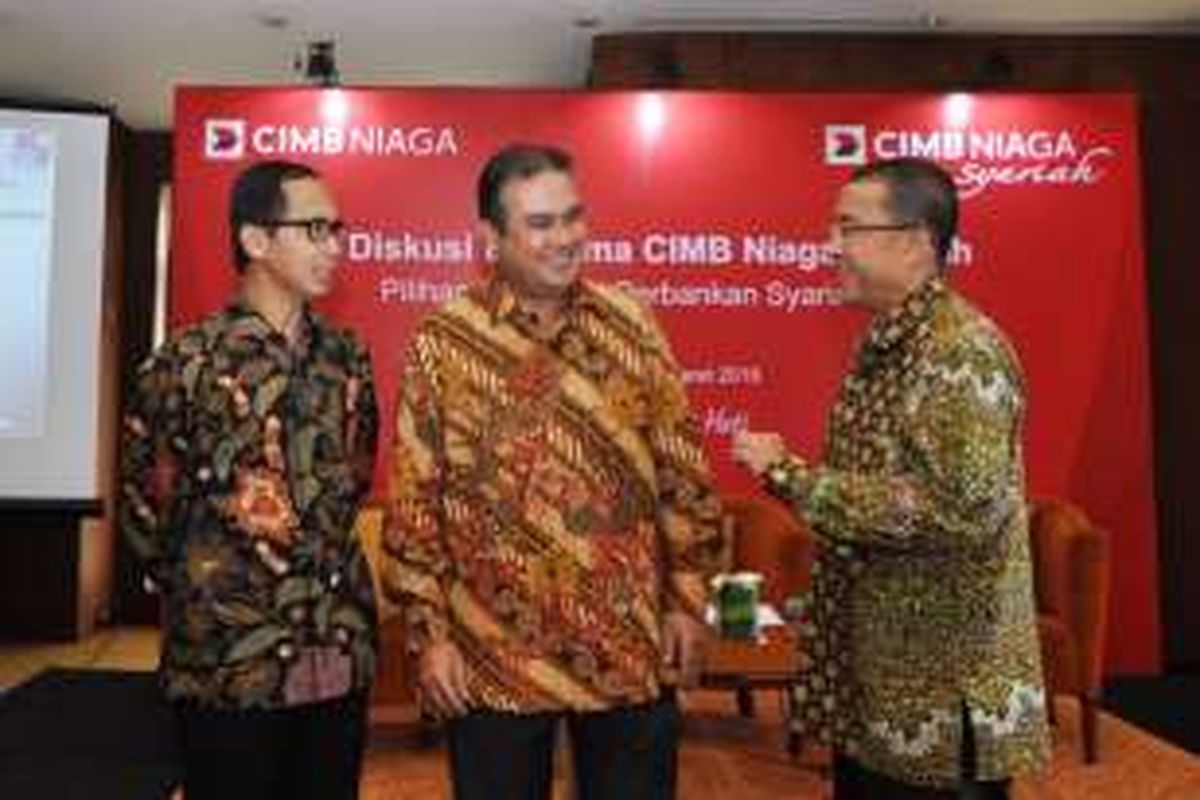 Chief Syariah Banking CIMB Niaga Pandji P Djajanegara (tengah) berbincang dengan Deputy Head of Syariah Banking Rusdi Dahardin (kanan) dan Head of Marketing, Brand & Communications Slamet Sudijono (kiri) di sela-sela Diskusi Bersama CIMB Niaga Syariah di Jakarta, Rabu (30/3/2016).