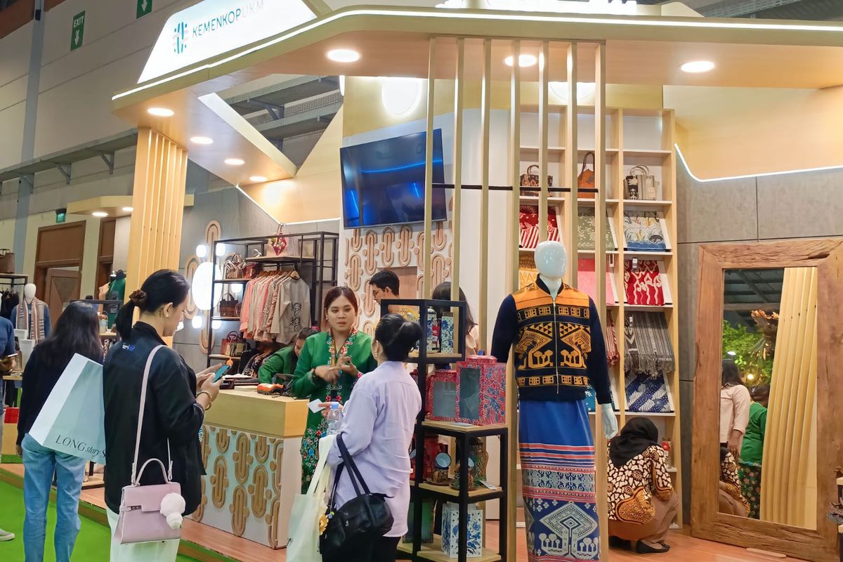 Smesco Indonesia menampilkan aneka produk unggulan dari 22 perajin muda di ajang Kriyanusa 2024, sebuah pameran bertajuk ?Perajin Muda, Lestarikan Warisan Budaya? yang digelar di Jakarta Convention Center (JCC) Jakarta pada 28 Agustus hingga 1 September 2024.