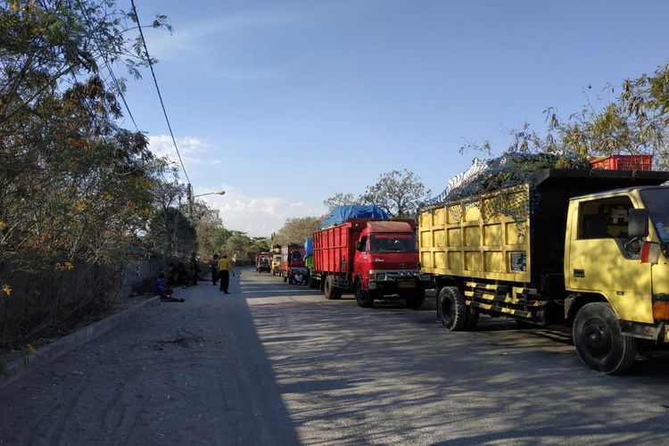 Antrean truk sampah di TPA Suwung, Denpasar, Bali, Senin (28/10/2019).
