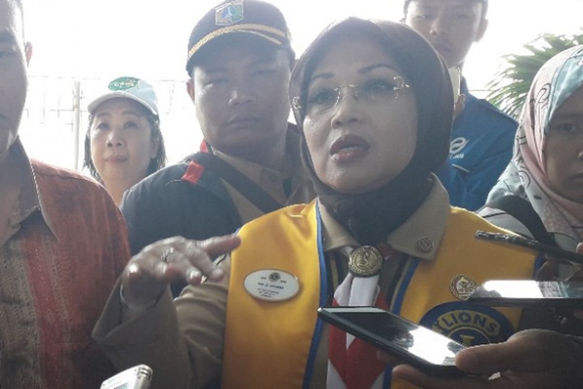 Wakil Ketua Umum INAPGOC sekaligus District Governor Lions Club Indonesia Sylviana Murni (kanan) didampingi anggota Tim Ahli Lions Club Indonesia Zaenal Goefron memberikan keterangan kepada wartawan di Sunter, Senin (30/7/2018).