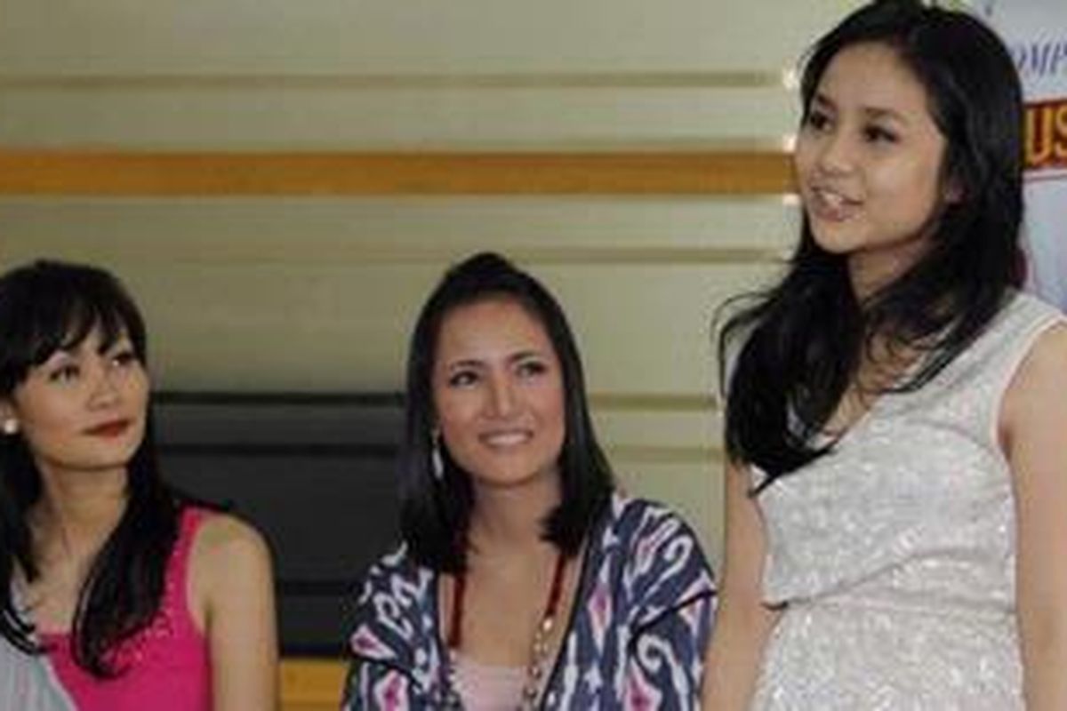 Eka Deli (kiri), Lea Simanjuntak (tengah) dan Gita Gutawa di sela-sela media visit di Ruang Redaksi Kompas.com, Jakarta, Jumat (28/1/2011), menjelang konser musik A Masterpiece of Erwin Gutawa.