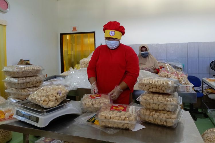 Karyawan BDS Snack tengah mengemas produk olahan ikan di rumah produksi BDS, Sentra Industri Kecil Teritip, Balikpapan, Kalimantan Timur.