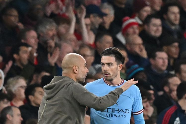 Manajer Manchester City Pep Guardiola berbicara dengan Jack Grealish dalam laga melawan Arsenal di Stadion Emirates, 15 Februari 2023. Terkini, Guardiola tengah bersiap menyambut laga final Liga Champions 2022-2023 antara Man City vs Inter pada Minggu (11/6/2023) dini hari WIB.